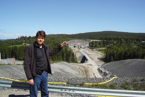  1  Looking towards the Bässholm Tunnel in the north: Kari Korhonen from Lemminkäinen explains the special features of the Adalsbanan 