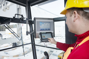  Kranfahrer bei der Arbeit mit dem Navigationsdisplay 