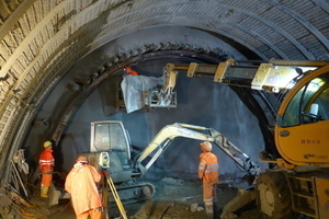  New Rosshäusern Tunnel: Crown drive with a pipe umbrella in the rock 