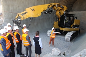  Gerlinde Kretschmann, die Gattin des Ministerpräsidenten von Baden-Württemberg, läutete als Tunnelpatin den Baustart des Albabstiegstunnels ein 