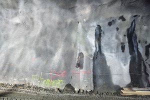  Area of side wall with local application of polymer-modified sprayed concrete (left) and reference sprayed concrete (right) 