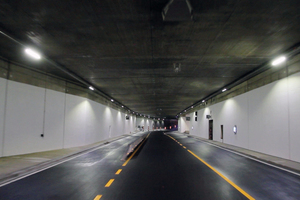  The Swarotube lamps were mounted to cables attached to the tunnel ceiling at the side 