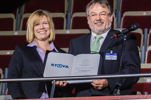  1	Preisverleihung während des Festabends auf den Rängen der Westfalenhalle 1 in Dortmund (links: die Gewinnerin des STUVA-Nachwuchs-Preises, Dipl.-Ing. Nina Wassmann; rechts: Univ.-Prof. Dr.-Ing. Martin Ziegler, Vorstandsvorsitzender der STUVA) 