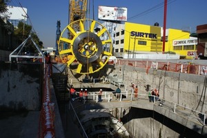  1 Die EPB-Tunnelbohrmaschine mit 10,2 m Durchmesser ist die erste Maschine, die mittels OFTA auf der Baustelle montiert wurde 