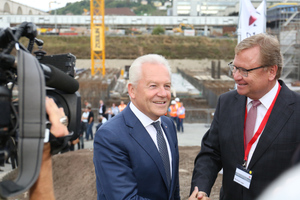  Von links: Bahnchef Dr. Rüdiger Grube und der Vorsitzende der Geschäftsführung der DB Projekt Stuttgart–Ulm GmbH, Manfred Leger, vor der Baugrube des S21-Tiefbahnhofs
 