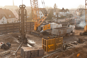  Excavation of diaphragm wall panels about 40 m deep, into which the cages are then lowered 