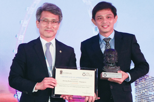  10	Teo Tiong Yong (rechts) erhält von Chung-Sik Yoo (links) den ITA Award für die Jurong Rock Caverns in Singapur als innovativste unterirdische Nutzung 2016 