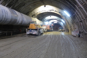  Mit Stahlbogen und Beton verstärkte Tunnelabschnitte im neuen Rosshäuserntunnel, links das Rohr für die Frischluftzufuhr 