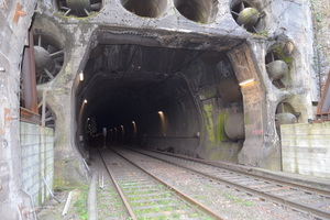  Die Lüftungsanlage hinter dem denkmalgeschützten Portal des alten Kaiser-Wilhelm-Tunnels, der nun auf eingleisigen Betrieb umgebaut wird 