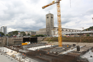  Der mittlere Teil der Baugrube des Tiefbahnhofs in seinem ganzen Ausmaß. Das meterdicke Fundament wird mit Bewehrungsstählen verstärkt
 