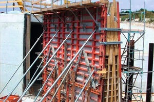  The formwork at the side facing the water slopes for the wing walls. In the gap the inclined connecting point between tunnel wall and wing wall will finally be concreted with doubled formwork. 