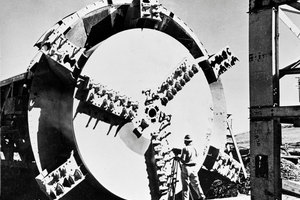  James S. Robbins entwickelte die erste moderne Tunnelbohrmaschine im Jahr 1952 für das Oahe Staudammprojekt in South Dakota, USA. 