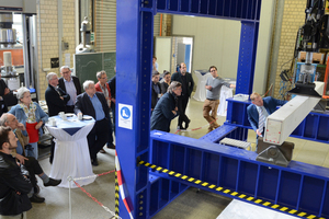  Prof. Dr. Dietmar Mähner (rechts) erläutert die Rissbildung an einem Stahlbetonbalken im neuen Universalprüfrahmen des bautechnischen Zentrallabors der FH Münster 