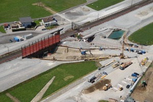  4 Die Baustelle grenzt direkt an die befahrene Gotthard-Linie 