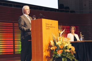  Luzi Gruber, president of the Swiss Tunnelling Society, introducing Prof. Sarah Springman, rector of the Zurich ETH, who held the opening lecture      