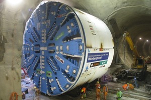  6 Querverschub der TBM in der Montagekaverne des Weinbergtunnels(Fotos: 1–5 ATG, 6 Wayss &amp; Freytag Ingenieurbau) 