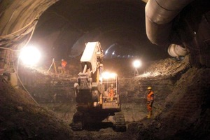  8  Blick in Pannenbucht 2 aus dem Regelprofil des Haupttunnels heraus während der Arbeiten in Strosse und Sohle 