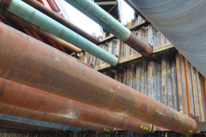  The cross-ties and steel pipes installed in between serve to secure the sheet piling slabs  