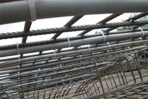  Production of a geothermal segmenet: The absorber pipes (grey) are attached to the reinforcement 