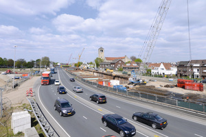  Precise work for the Maastricht A2 Tunnel major project: when building the diaphragm and sealing walls sometimes less than 2 m space remained between the cable of the excavator and passing cars 