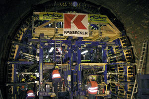  Foto&nbsp;2 Schienengebundener Schalwagen für die Grundsanierung des Ennericher Tunnels der Lahntalbahn(Foto: Doka Schalungstechnik) 