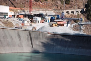  Übersicht über den Installationsplatz für das neue Wasserkraftwerk Nant de Drance im Wallis/CH zwischen Martigny und Chamonix/F. Mit einem 5,6 km langen, im Vortrieb befindlichen Tunnel wird der Zugang zu den Maschinenkavernen erfolgen 