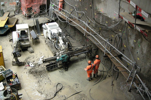  Aushub des Schachtes „Südtrakt“ für den Weinbergtunnel beim Hauptbahnhof Zürich. Die gelben Punkte an der Schlitzwand markieren Injektionsstellen des Zielblocks für die TBM 