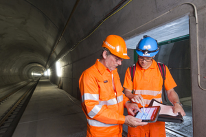  Peter Müller, Siemens Projektleiter für das Tunnelleitsystem (links) und Raoul Harlacher, Projektleiter bei Transtec Gotthard (rechts) vor einem Notausgang in der Multifunktionsstelle Faido des Gotthard-Basistunnels 