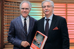  <div class="bildtext_en">STS president Luzi Gruber (on the right) presents former federal councillor Moritz Leuenberger with a copy of the STS publication “Tunnelling the Gotthard” |</div> 
