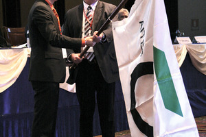  Vince Suwansawat, der Vorsitzende des diesjährigen WTC-Organisationskomitees, überreicht die ITA-Fahne an Martin Bosshard von der Schweizer FGU, dem ausrichtenden Verband des WTC 2013 in Genf 