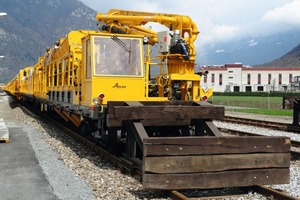  7 Zementwaggon des Betonzugs zum Einbau der Fahrbahn 