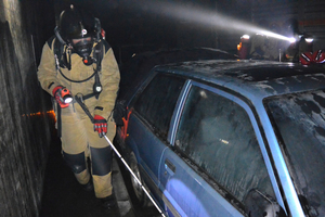  Aids like the white cane (on the left) and the rescue basket on rollers (on the right) facilitate searching for and rescuing tunnel users in a tunnel’s large fire sections and over lengthy distances to the next emergency exit 