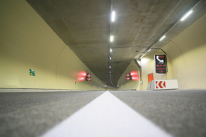  The lighting solution with the Type SwaroTube lamps is characterized by homogeneous light distribution and lack of glare. The light is spread evenly and efficiently within the tunnel using precise crystal glass optics 