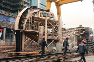  Bei beengten Platzverhältnisse kommen Tunnelbänder zum Einsatz um den Bohrgutaustrag abzutransportieren.  Diese Engeocom-Baustelle befindet sich mitten zwischen Hochhausbebauung und einer Zufahrtstraße 