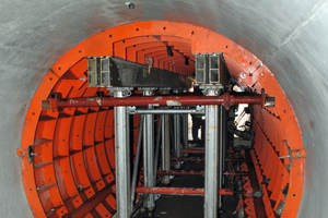  The culvert of the motorway A4 has a diameter of only 2.25 m. The special formwork is held by the GASS system; the side areas are braced by pressure props. 