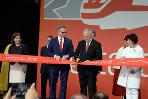  Together with SBB CEO Andreas Meyer (left) and minister of transport Doris Leuthard (right), the president of the Swiss confederation, Johann Schneider-Ammann (middle), inaugurated the Gotthard Base Tunnel | 