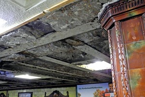  Exposed beams, the underside is corroded. The ceiling beams are lying on the lower flange of the central beam 