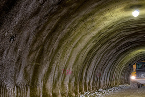  Eine der beiden bereits mit Spritzbeton gesicherten Kalotten des Steinbühltunnels. Laster transportieren durch sie rund um die Uhr Gesteinsbrocken und Erdreich ab 