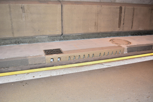  Das neue Entwässerungssystem im Tunnel Pfaffenstein besteht aus Entwässerungsrinnen und Tauchwandschächten der Firma ACO. Bei einem Unfall im Tunnel können damit auch austretende brennbare und gefährliche Flüssigkeiten aufgefangen und gezielt in ein geschlossenes System abgeleitet 