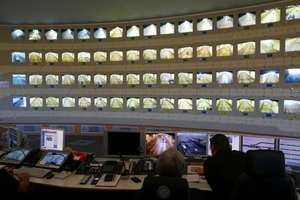  The Elbe Tunnel control centre observes and manages a daily traffic of 124 000 vehicles in four tunnel tubes 