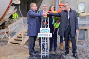  Symbolischer Startschuss für die maschinellen Vortriebsarbeiten am Portal Aichelberg (von links): Manfred Leger, Vorsitzender der Geschäftsführung DB Projekt Stuttgart–Ulm; Wolfgang Dietrich, Vorstandsvorsitzender und  Sprecher des Bahnprojekts Stuttgart–Ulm; Tunnel-Taufpatin Gabriele Breidenstein; Matthias Breidenstein, DB-Projektleiter Albaufstieg; Alfred Sebl-Litzlbauer, Geschäftsführer der Porr Bau GmbH 