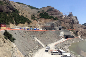  5	Aufgrund der Abgeschiedenheit der Baustelle wurde die Erstmontage der Maschine mit der OFTA-Methode (Onsite First Time Assembly) durchgeführt	 