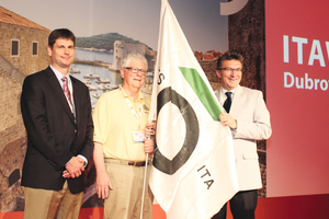  Davorin Kolić (rechts), Präsident des kroatischen ITA-Landesverbandes, übergab die ITA-Flagge an Mike Smithson (links; Vorsitzender des Organisationsteams für den WTC 2016 in San Francisco) und William Edgerton (Vorsitzender UCA of SME) 