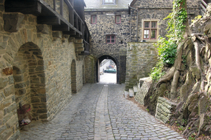  Steep and narrow access to the upper courtyard of the castle 