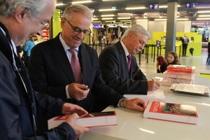  Adolf Ogi (middle) and STS president Luzi Gruber (right) sign copies of “Tunnelling the Gotthard” for guests | 