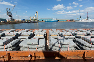  Fertig für den Abtransport über den Fluss: Tübbinge auf einem Frachtkahn am Chatham Anleger 