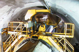  TBM back-up system with shotcrete robot for mechanised tunnel driving  