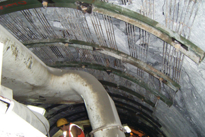  Stählerne McNally-Stützlanzen zur wirksamen Firststützung nach einem Gebbirgsschlag im Olmos Tunnel in Peru 