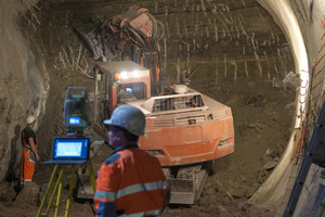  Die insgesamt 1600 m Tunnel werden in konventioneller Bauweise aufgefahren. Nach dem Ausbruch eines kurzen Stück des Tunnelquerschnitts wird umgehend mit Stahlgitterbögen und bewehrtem Spritzbeton gesichert 