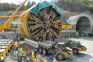  Sparvo Tunnel – Transport des Bohrschildes während der Umsetzung mit Verwendung des US-amerikanischen AeroGo Aero-Caster Luftkissens 